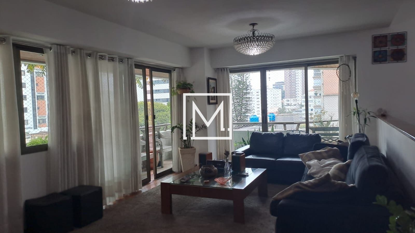 Aclimação / Apartamento á venda ,198m²/1 por andar/3 dormitórios com suite, próximo ao metro..